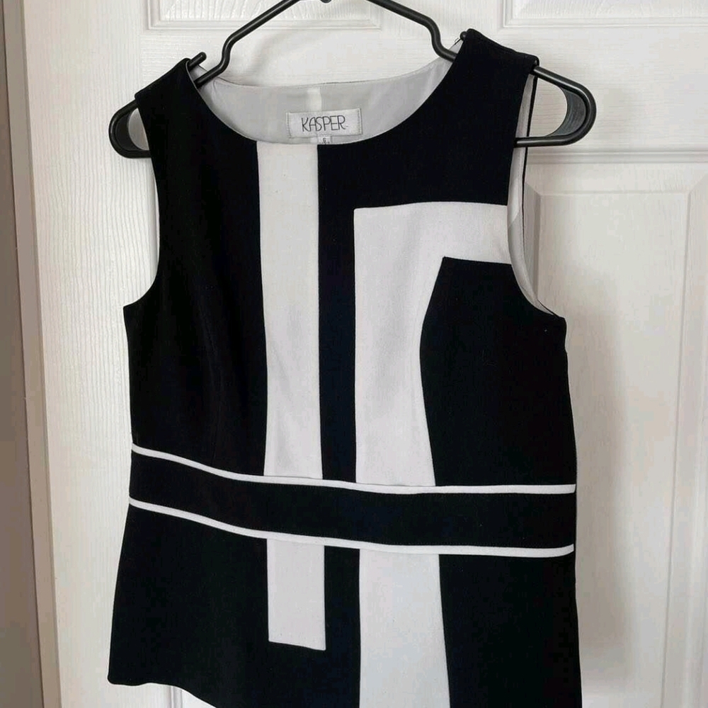 Kasper Black and White Geometric Blouse